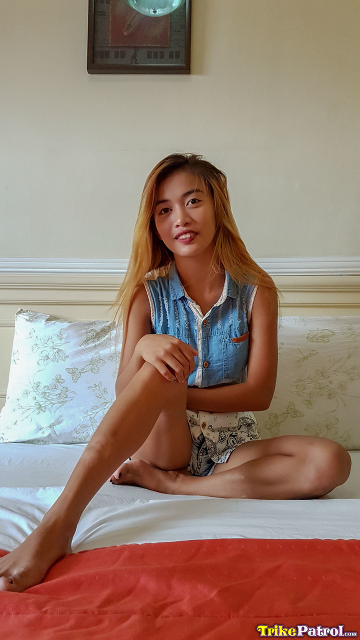 Pretty Amateur Filipina Khay Del Rosario Receives An Unexpected Facial Cumshot