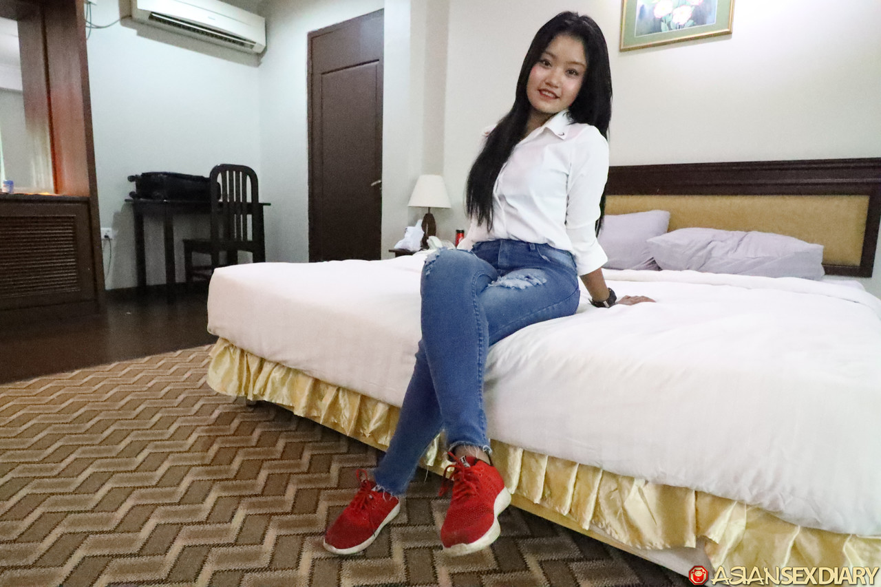 Maprang, a small Thai female, takes a naked sex in POV action while showing off her jeans.