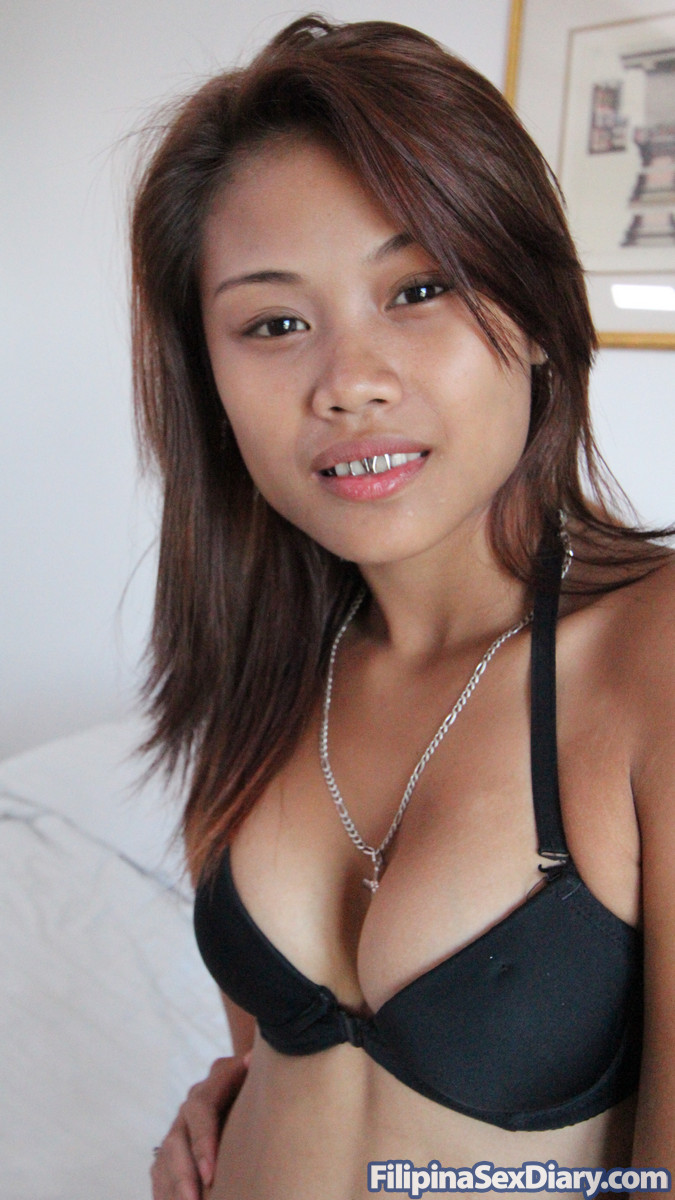 Gorgeous Amateur Teen Laiza Strips Naked And Spreads Her Asian Pussy