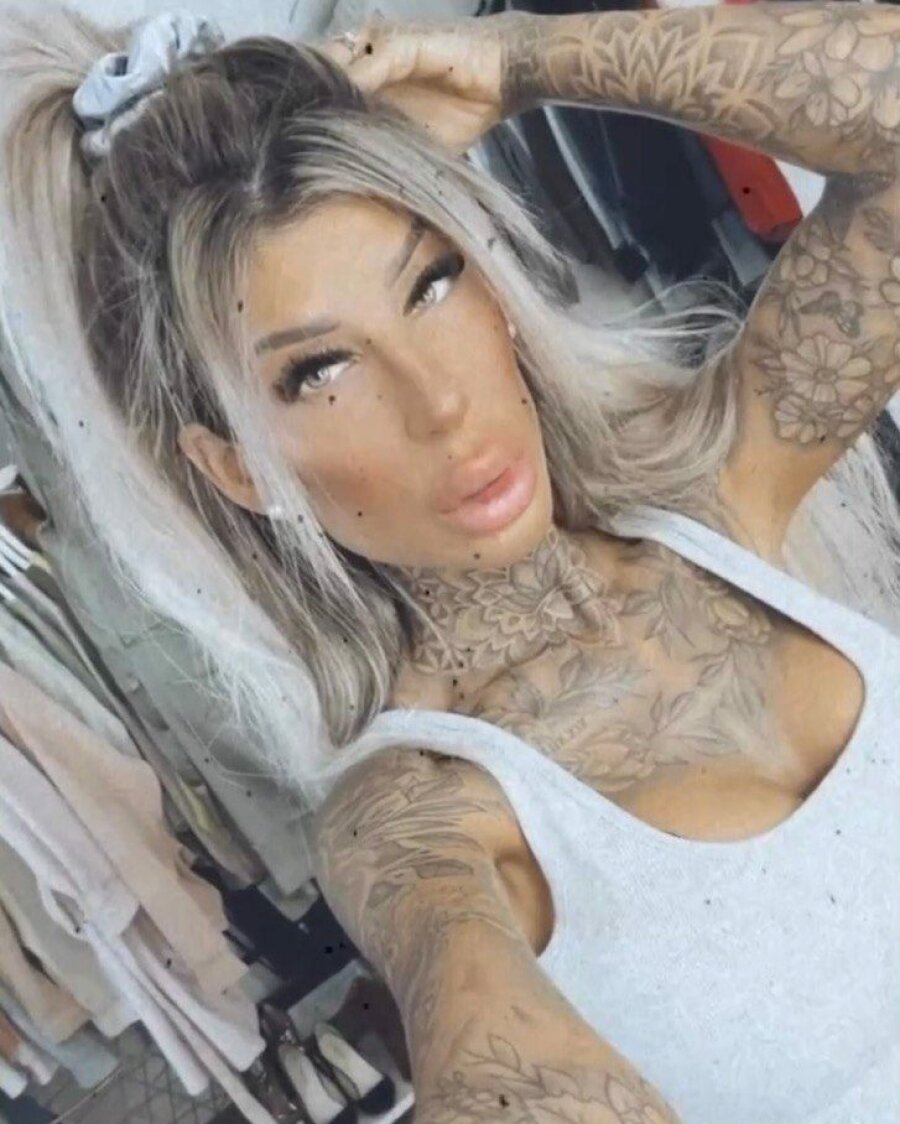 Tattooed Amateur Teases With Her Big Boobs While Taking Selfies
