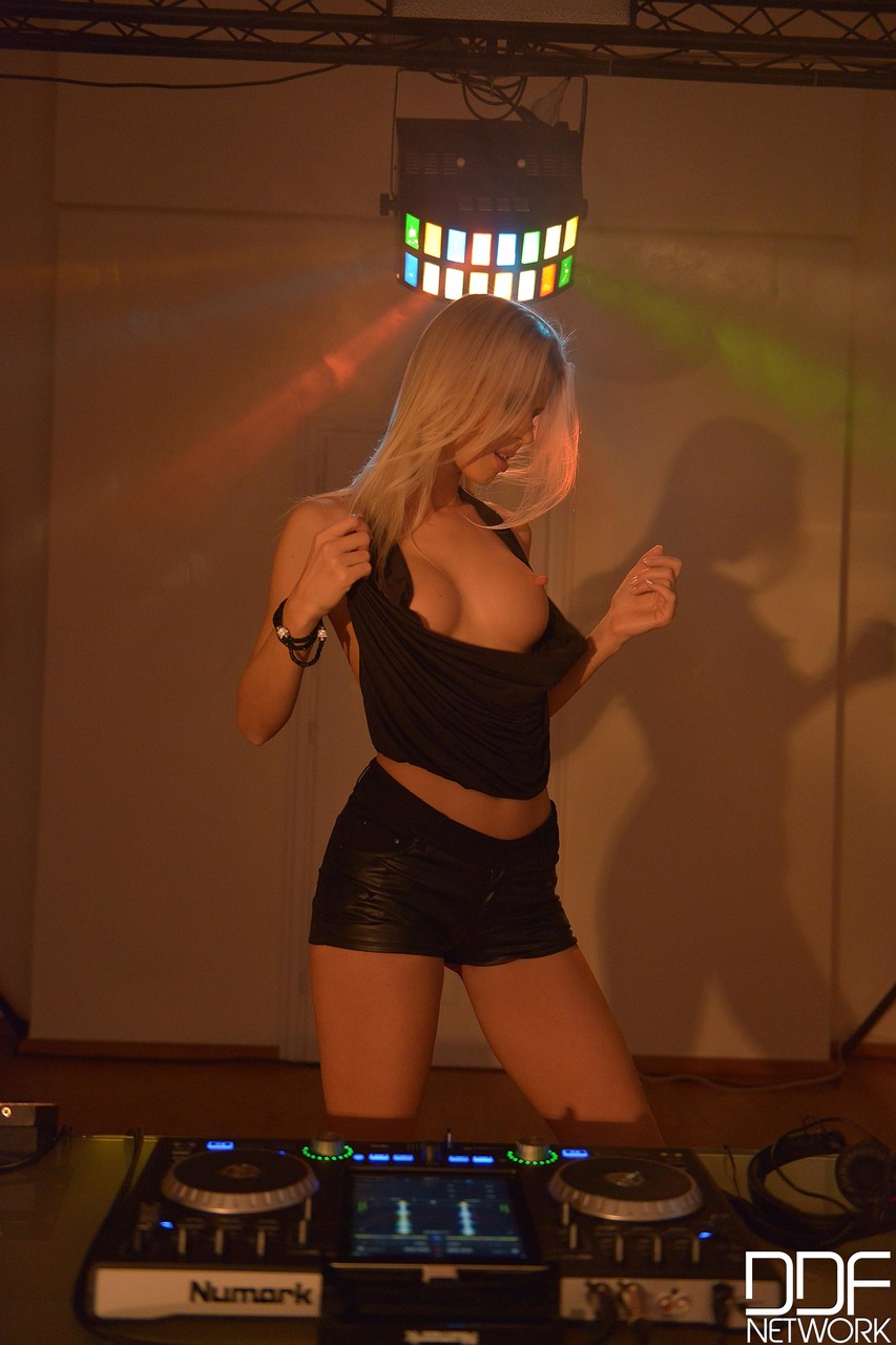 Blonde DJ Lynna Nilsson strips nude & fingers her horny pussy doggystyle zdjęcie porno #425302567
