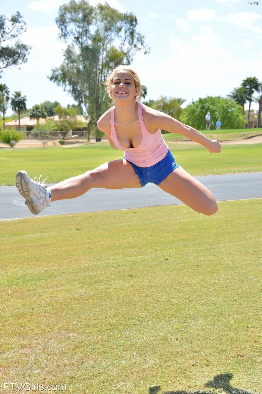 Amateur blonde athlete Kenna does exercise in her sexy sportswear zdjęcie porno #425456228