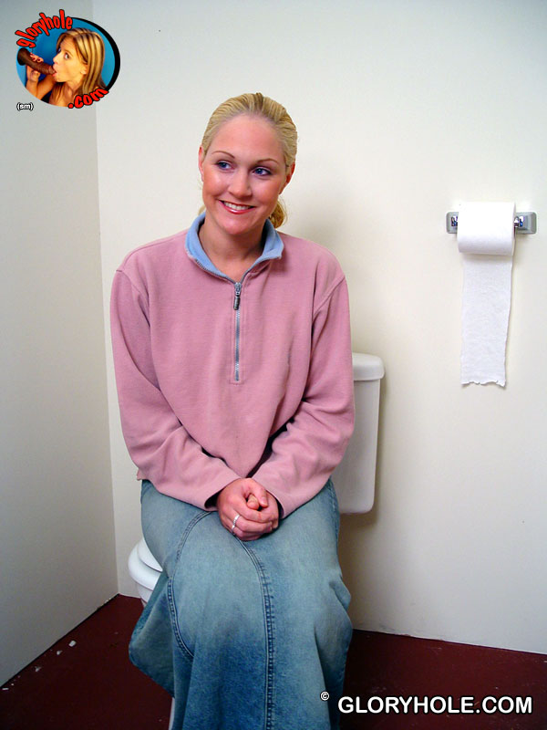 Blonde girl Jamie sits on the toilet and blows a black gloryhole dong porno foto #423849392