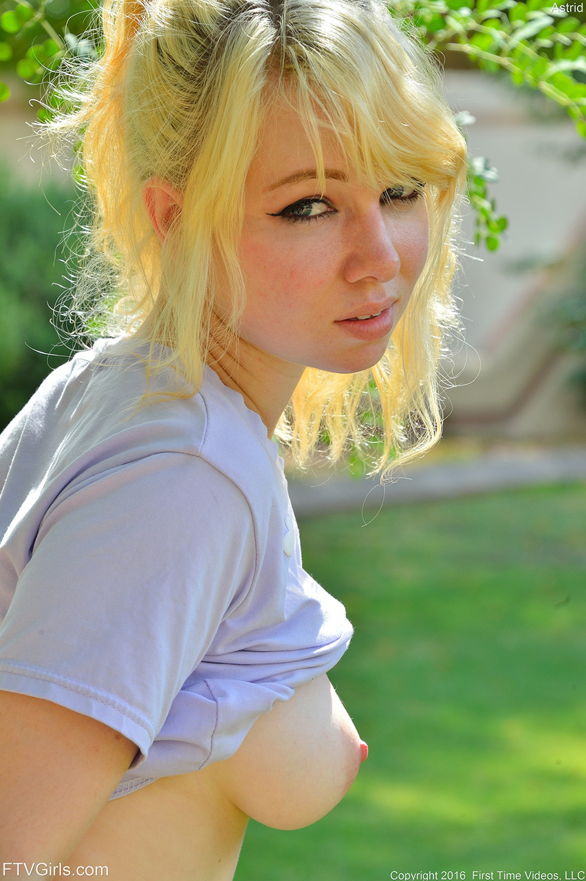 Petite blonde sweetie Astrid doffs her clothes to pose nude in the back yard 色情照片 #425458741