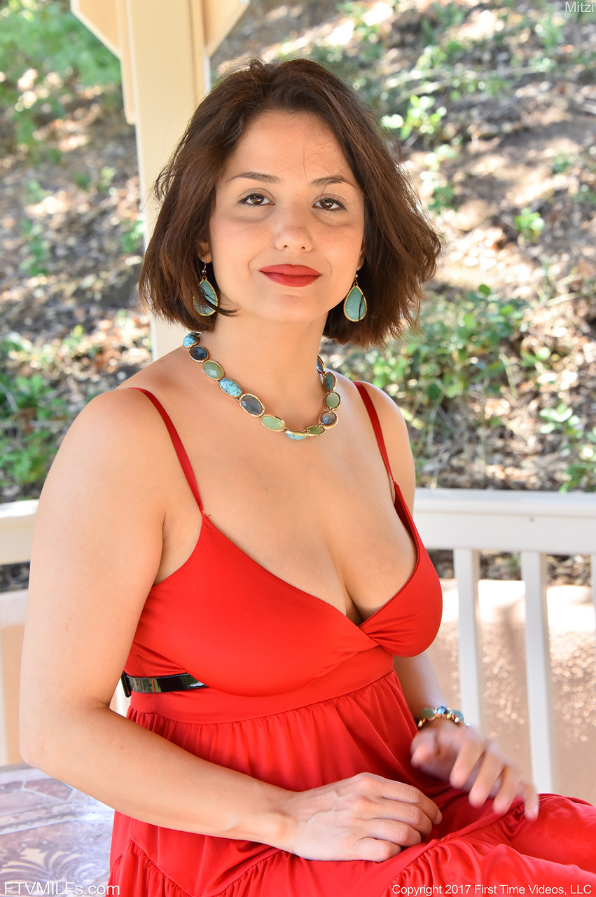 Gorgeous MILF Mitzi exposes her beautiful hanging tits in public foto porno #425162570