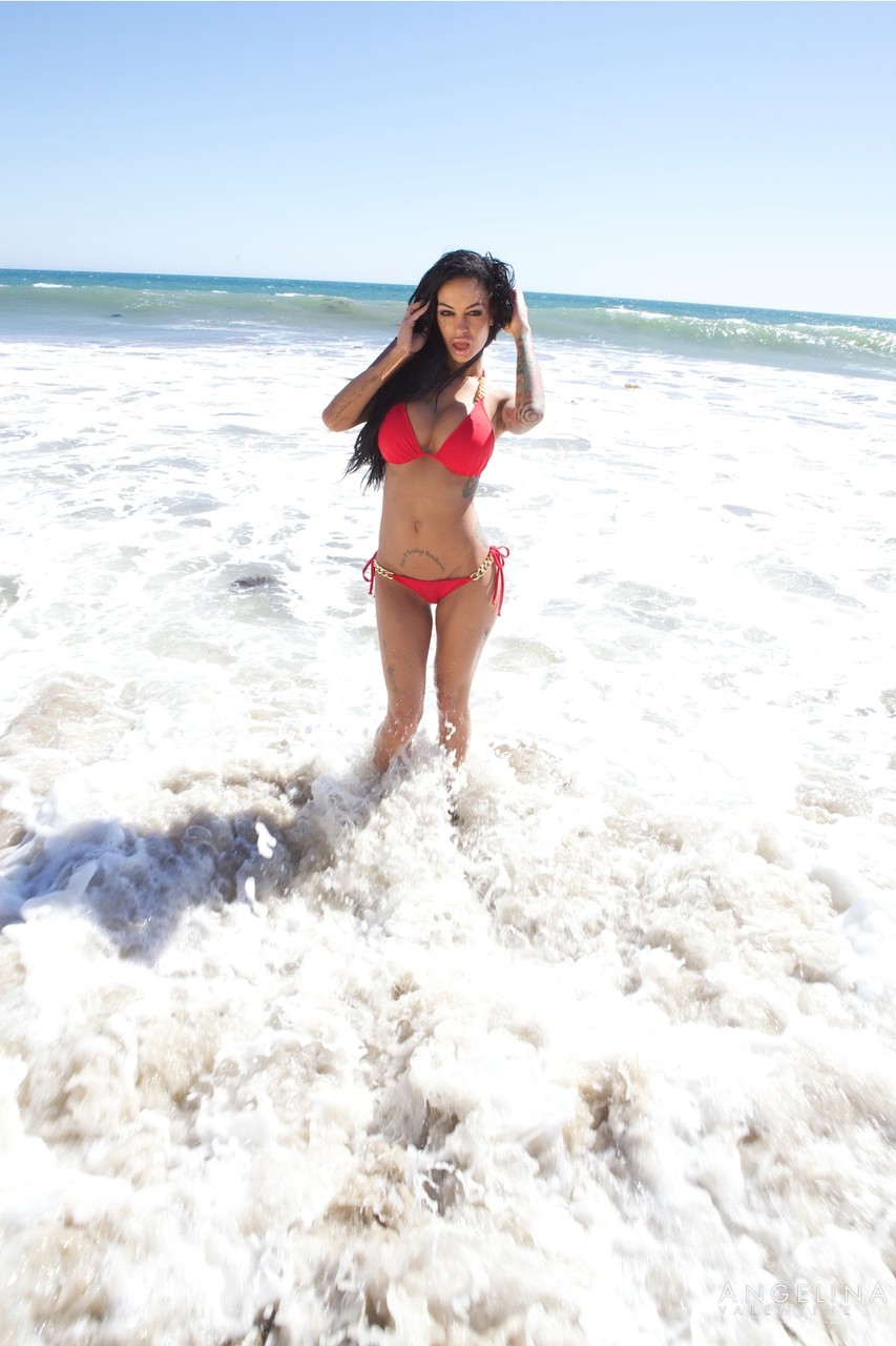 Hot babe Angelina Valentine exposes her big tits while teasing in a red bikini foto pornográfica #427518310 | Pornstar Platinum Pics, Angelina Valentine, Beach, pornografia móvel