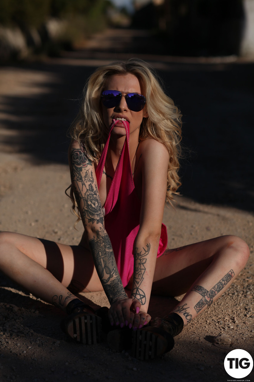 Model with tattoos Saskia Valentine peels off her bodysuit and poses outdoors zdjęcie porno #425651836