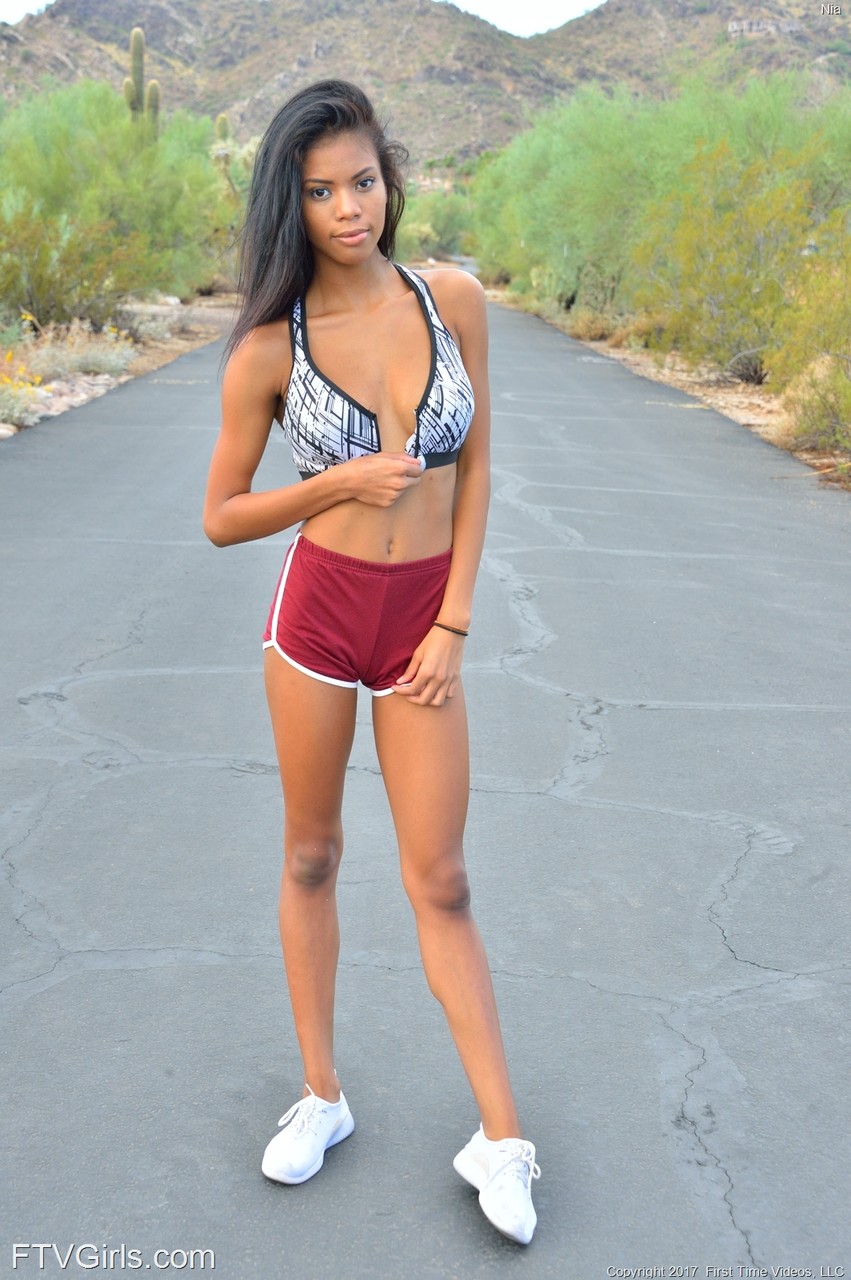 Sporty glamour babe Nia strips totally naked while jogging in public foto porno #425413715