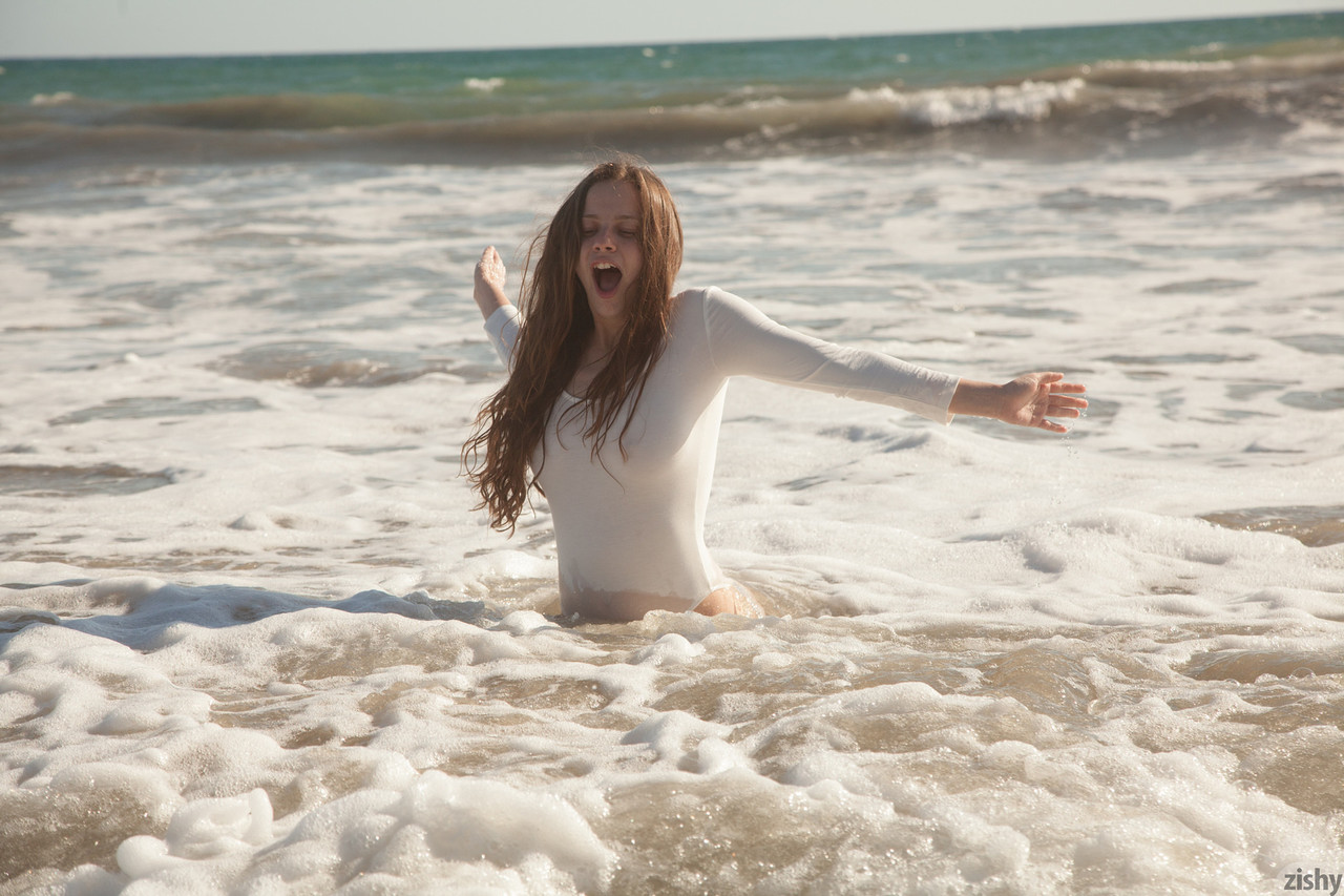 Teen in a white bodysuit Avri Gaines teases with her big boobs on the beach ポルノ写真 #425346027 | Zishy Pics, Avri Gaines, Beach, モバイルポルノ