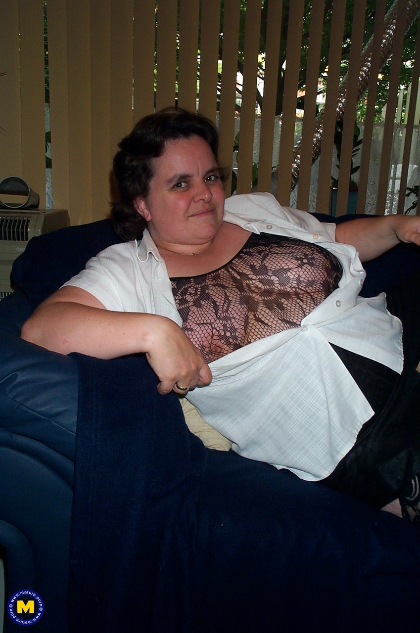 Fat granny with big juggs Thea undresses & sucks a dick before toying herself Porno-Foto #423078143