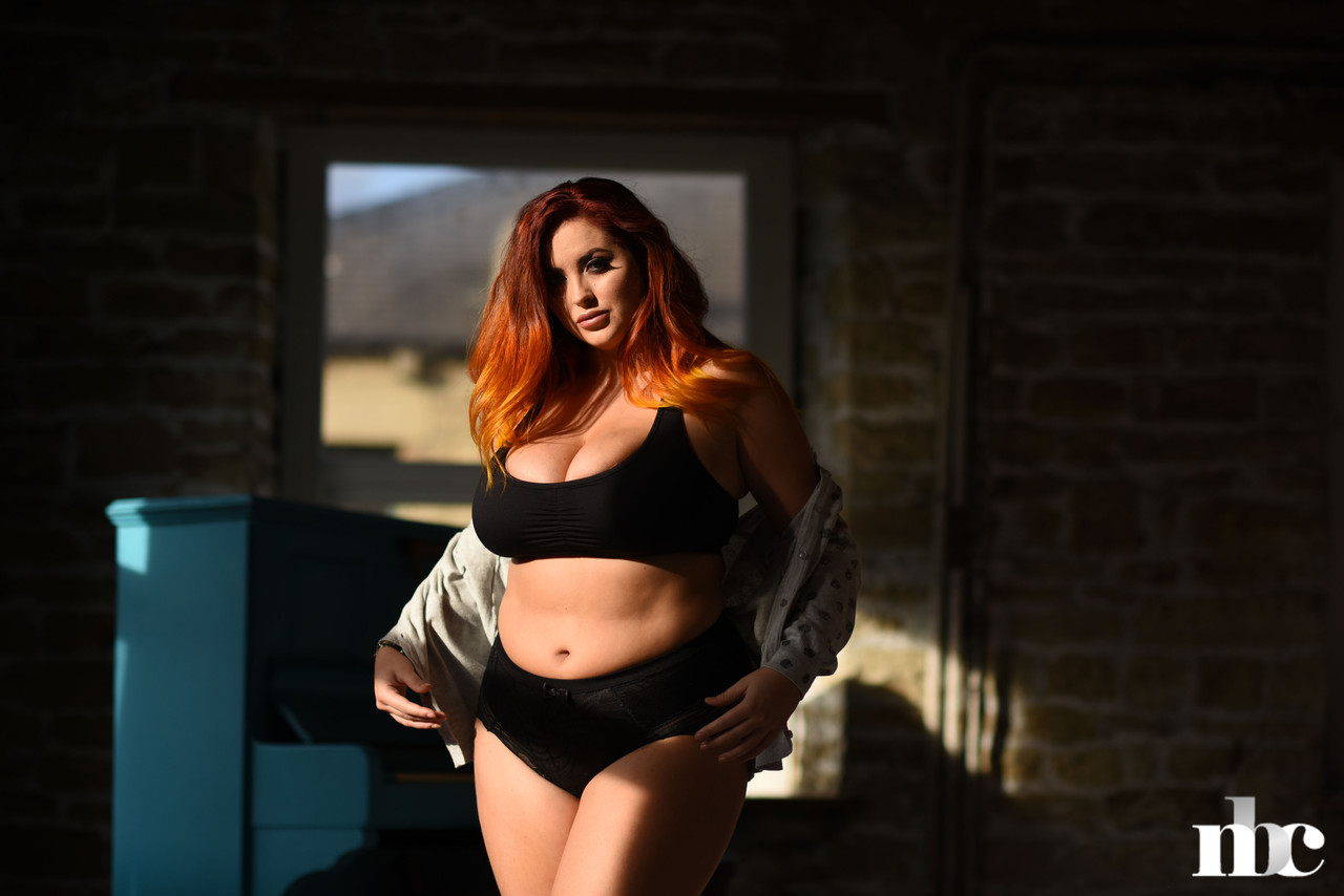 Thick model Lucy Vixen strips to her lace panties & exposes her huge tits порно фото #428101015