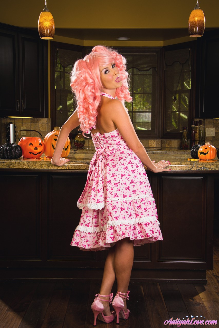 Pink haired cosplaying cutie Aaliyah Love enjoys food play & masturbates solo порно фото #423049921