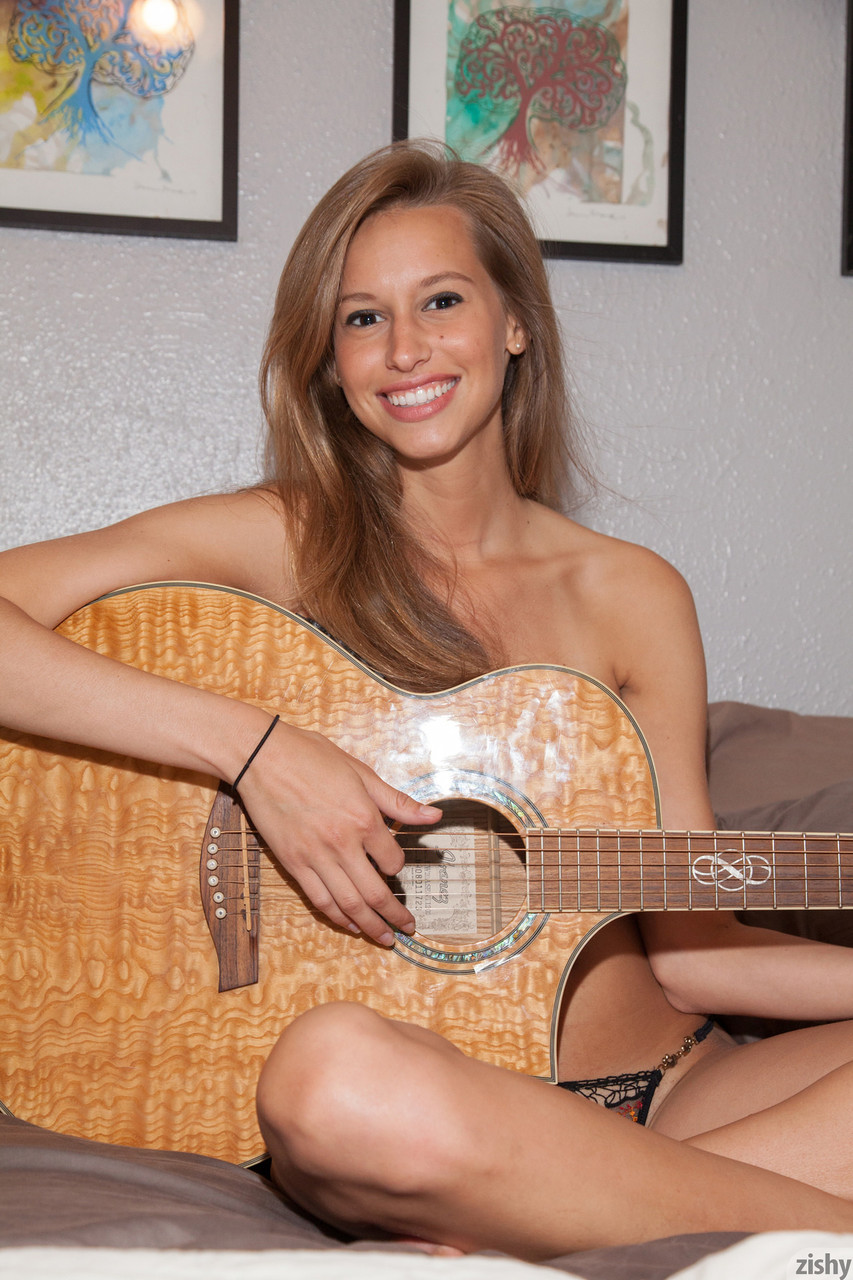 Delightful babe Geri Burgess plays the guitar & teases with her natural body foto porno #423848801