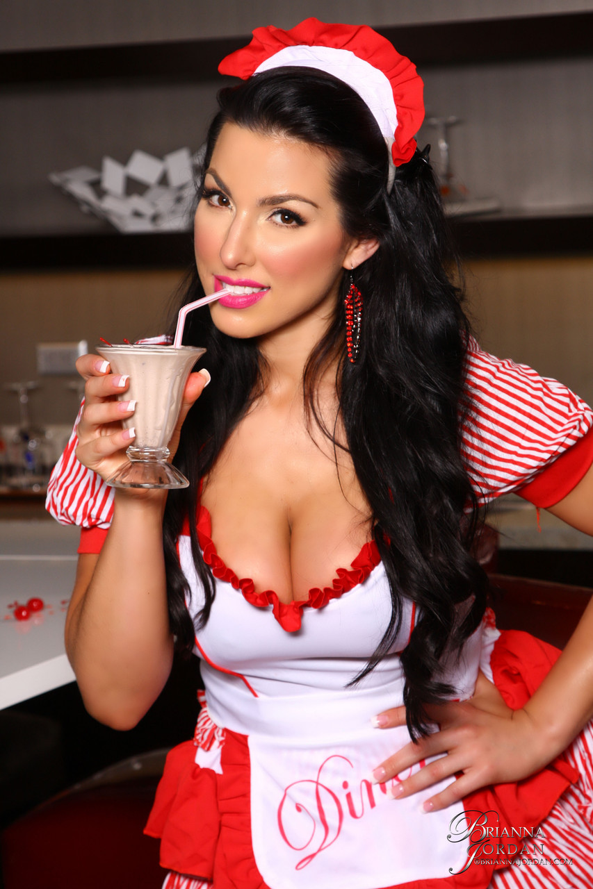 Waitress Brianna Jordan shows her big tits & toys her big ass in the kitchen foto porno #424677935