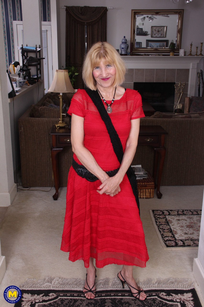 American granny Ballsy Ryder doffs her red dress and toys her swollen twat ポルノ写真 #429074506