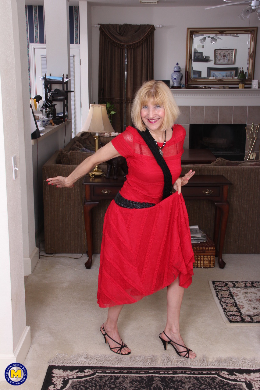 American granny Ballsy Ryder doffs her red dress and toys her swollen twat ポルノ写真 #429074508