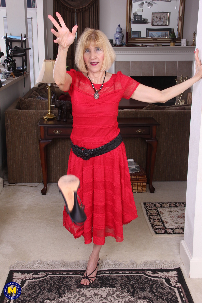 American granny Ballsy Ryder doffs her red dress and toys her swollen twat ポルノ写真 #429074513