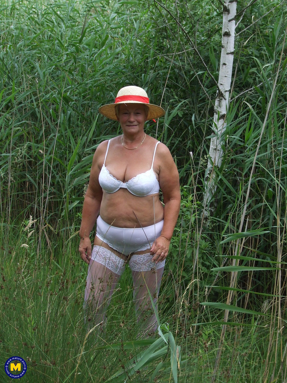 Wild chubby granny Gisela strips to her stockings outdoors & spreads her cunt порно фото #427416344