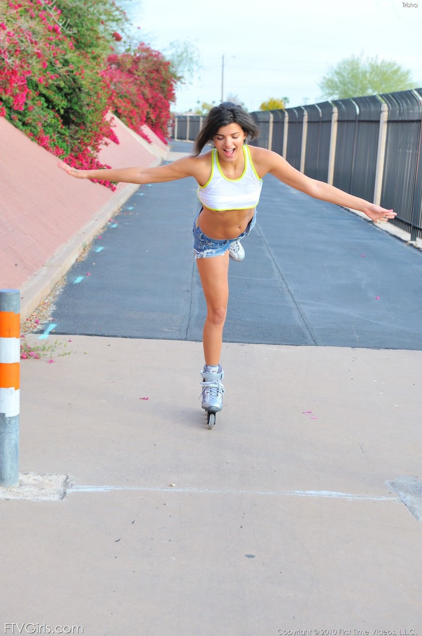 Amateur babe Trisha strips to show her fantastic body on rollerblades foto porno #426616828
