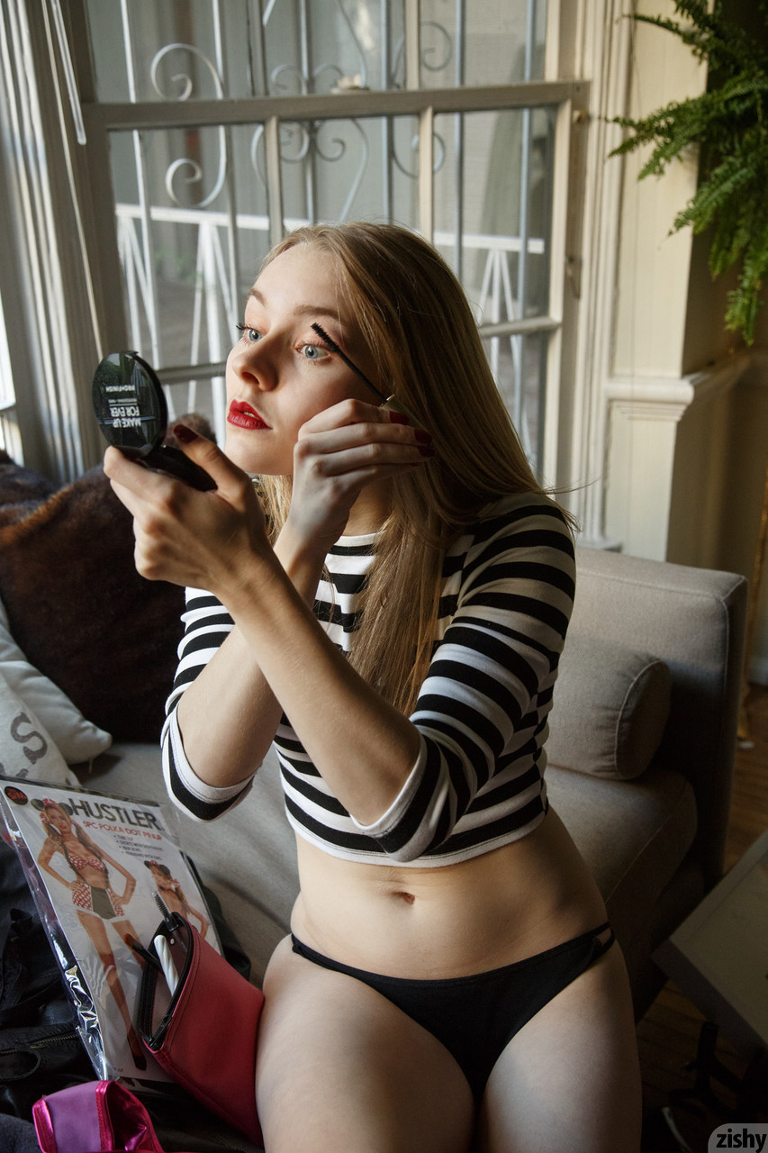 Teen girlfriend Freda Motten flashing her red panties in public foto porno #425278416