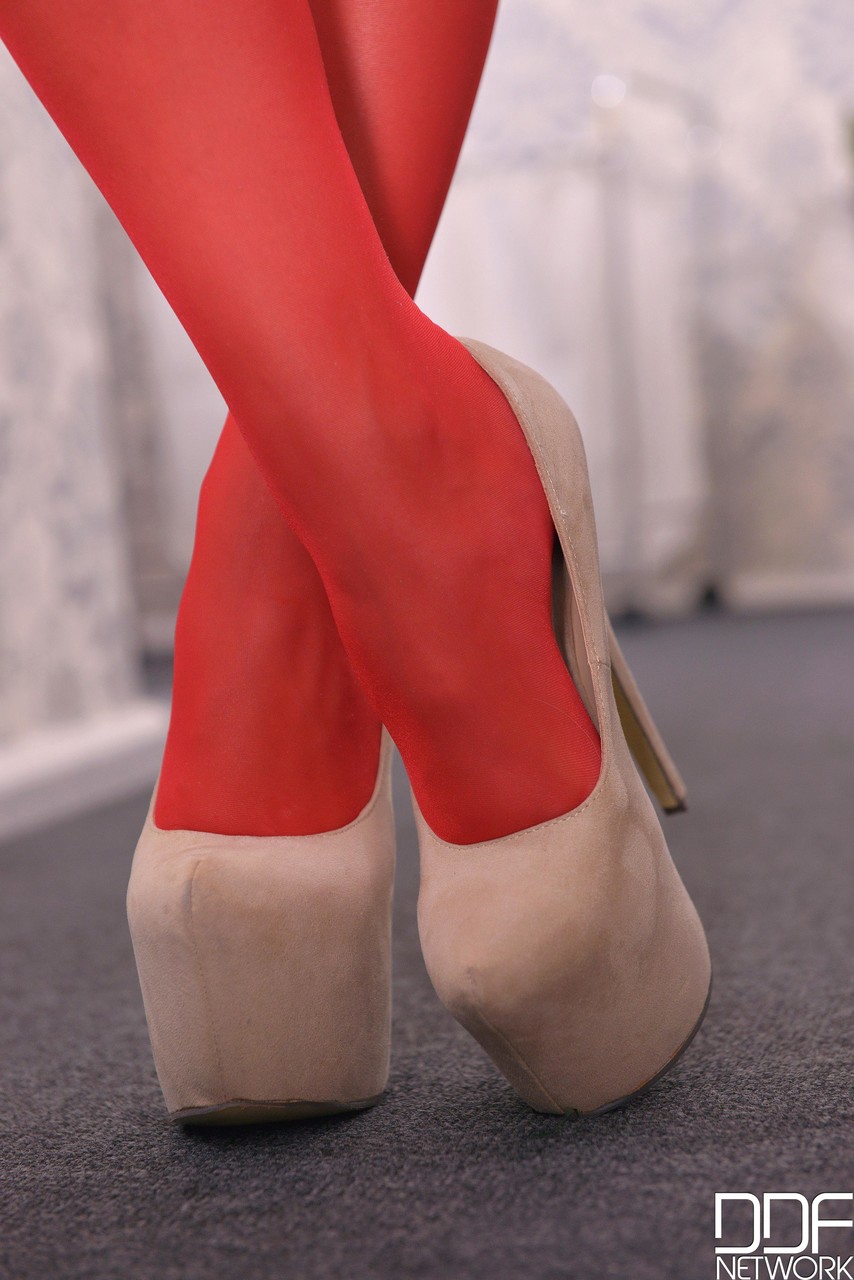 Busty stockinged dolls Briana Bounce & Lara Onyx worship each other's feet foto porno #423795588