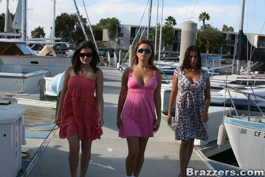 MILF Bailey Brooks enjoying wild group sex on a yacht during her divorce party porno fotoğrafı #425290926
