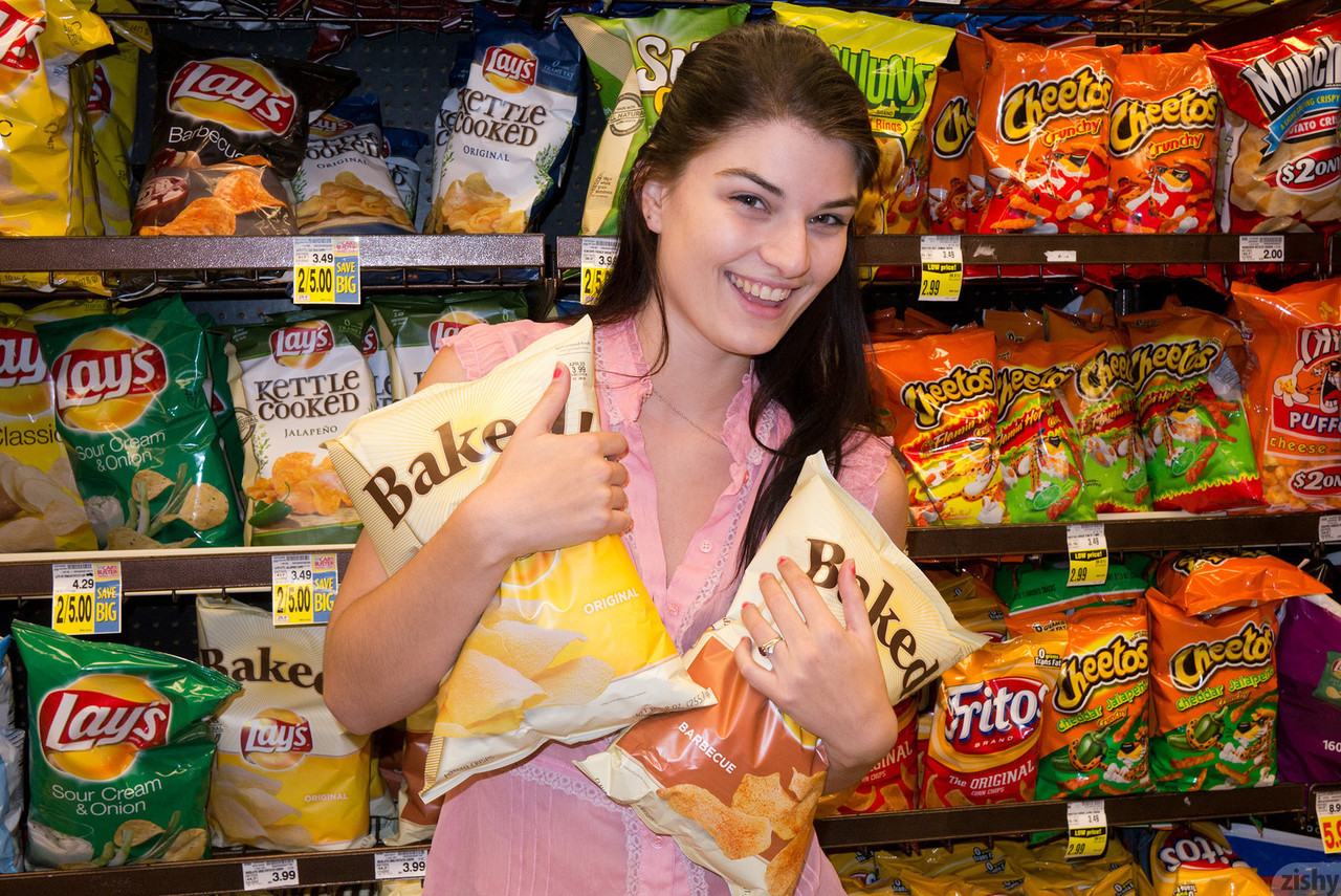 Amateur babe Alyson Grey gets naughty in public on a trip to the grocery store porno foto #426070688