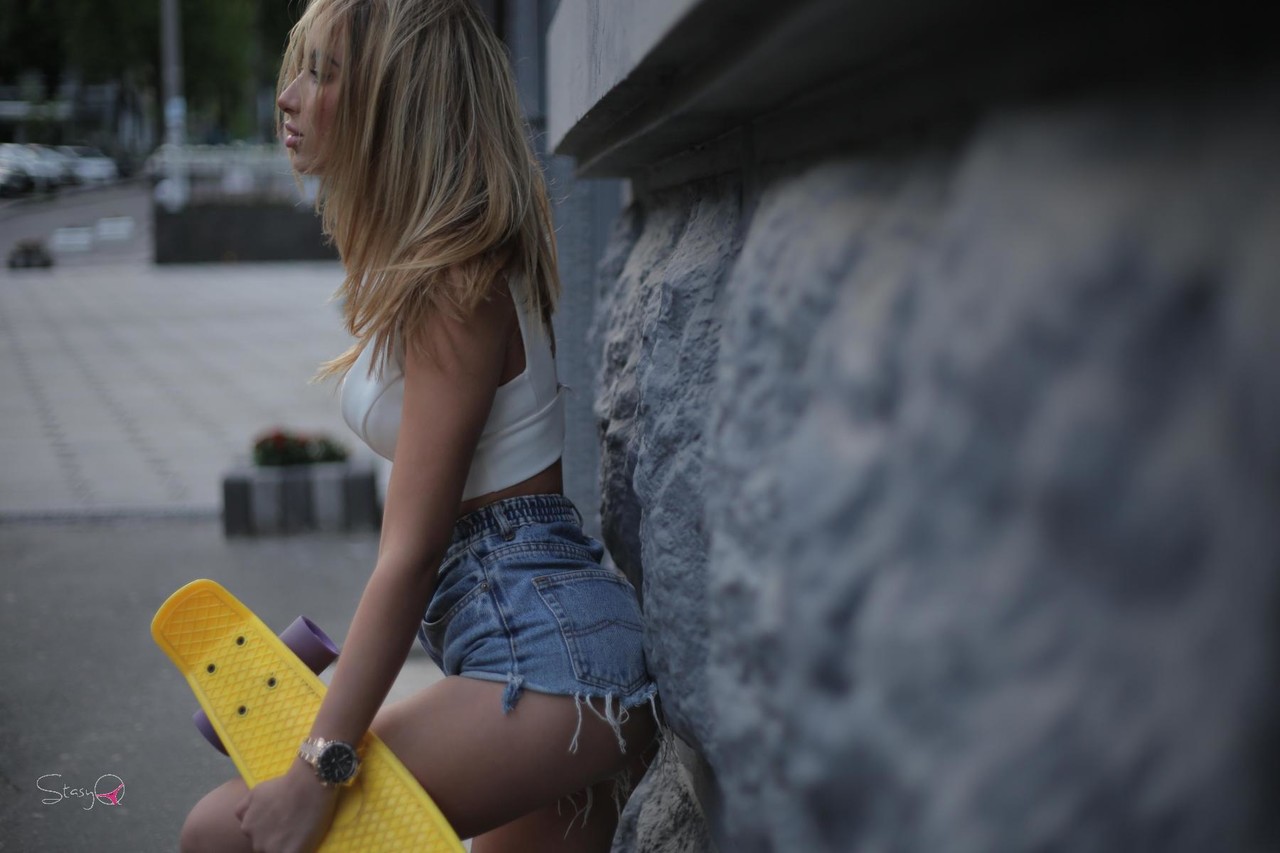 Young teen poses with her skateboard and flaunts her bubble butt foto pornográfica #428693160