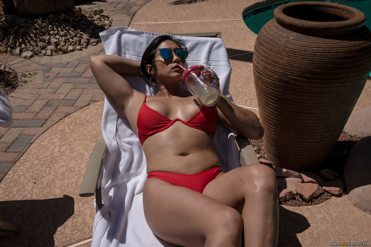 Big boobed Asian cougar Mia Little enjoys poolside sex with Johnny Sins foto porno #422601187