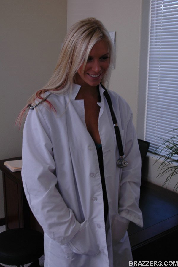 Tiny nurse Britney Stevens & doctor Brooke Brand have a 3some with a huge dude foto porno #425233250
