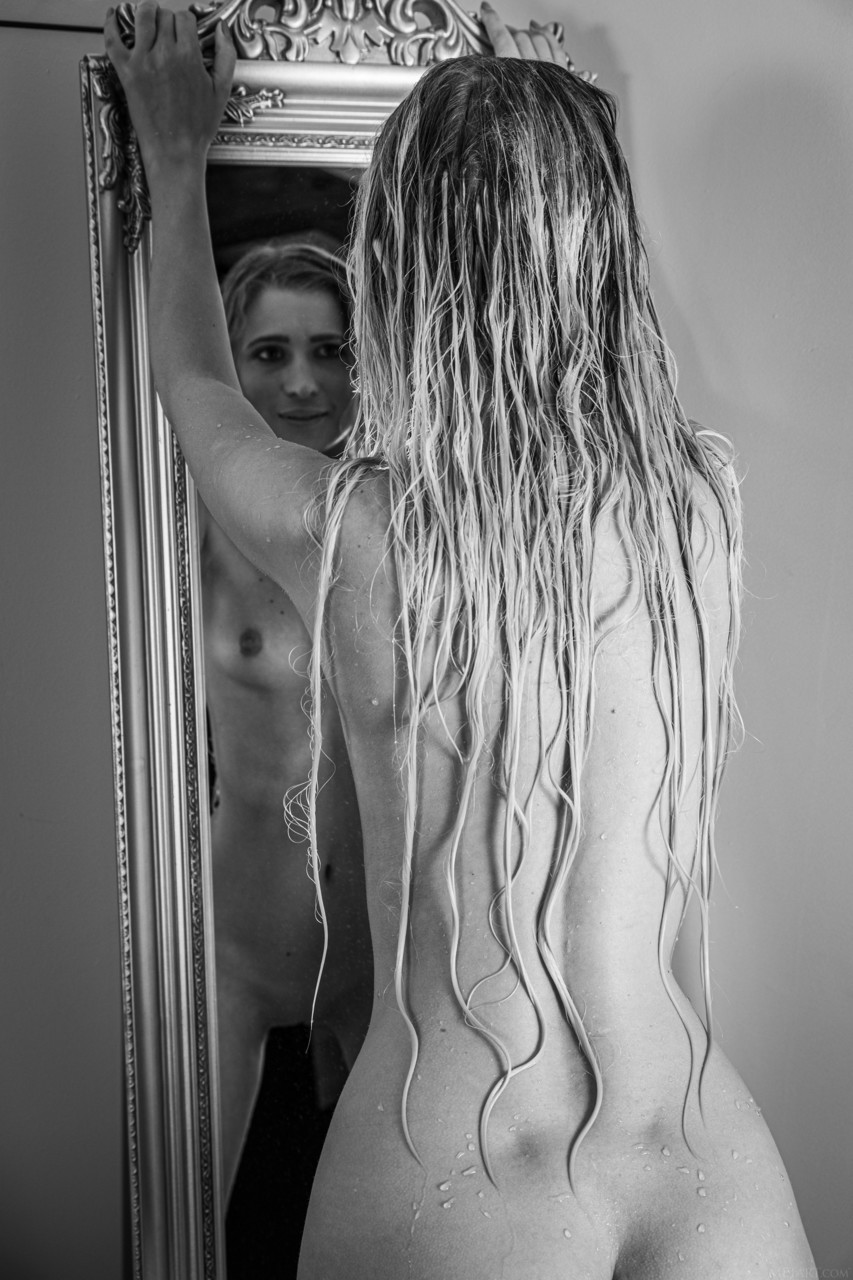 Glamorous blonde Lisa Dawn flaunting her petite body in the shower foto pornográfica #428077223 | Met Art Pics, Lisa Dawn, Shower, pornografia móvel