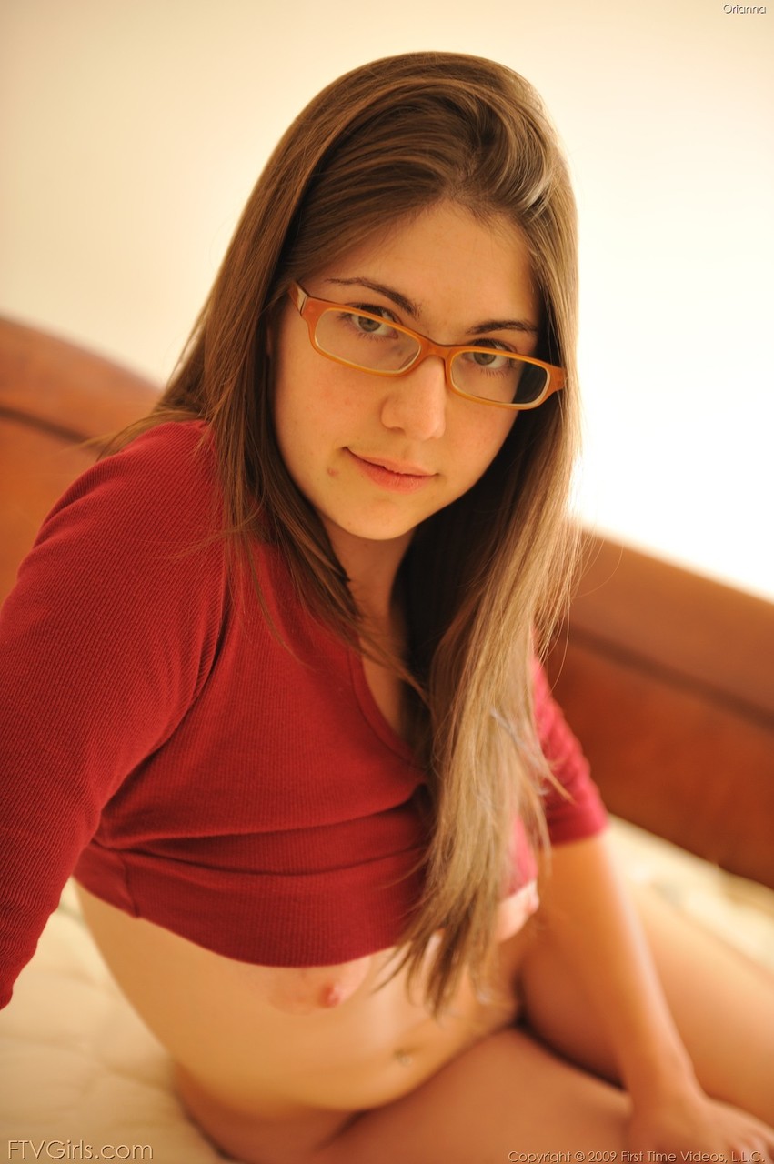 Brunette nerd with naturals Orianna toys her tasty pussy on a bed porno fotky #423849321