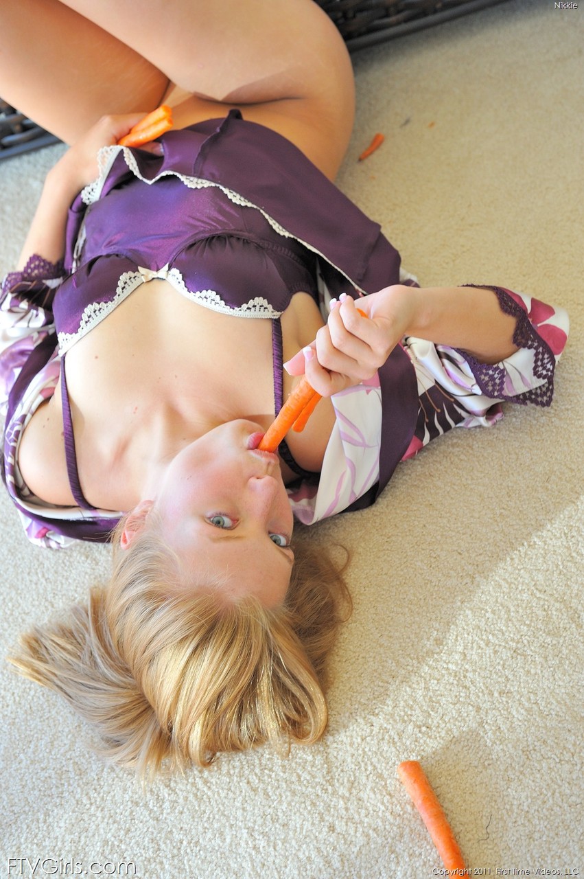 Creative amateur teen masturbates with a bunch of carrots & shaves her pussy foto porno #424764008