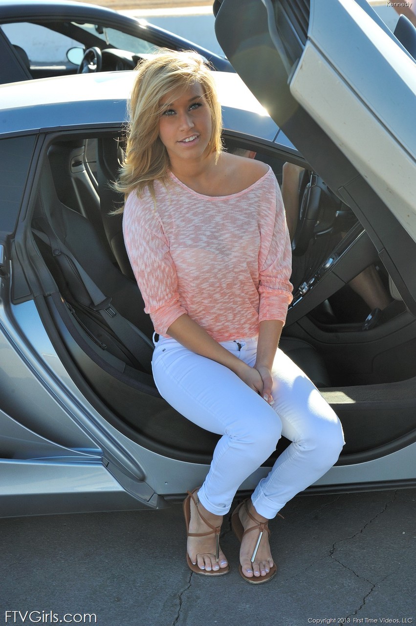 Blonde babe with natural tits Kennedy strips and poses in a car ポルノ写真 #424653649
