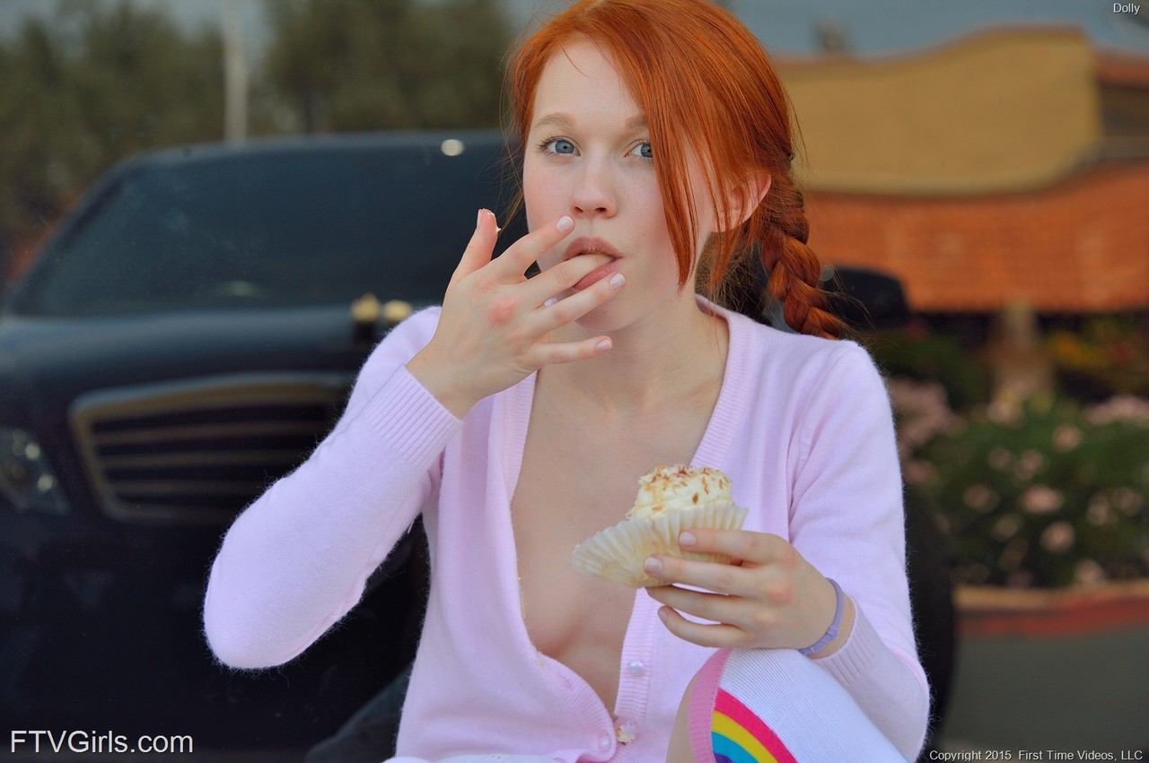 Short redheaded schoolgirl Dolly giving a pantyless upskirt in public foto porno #423782221