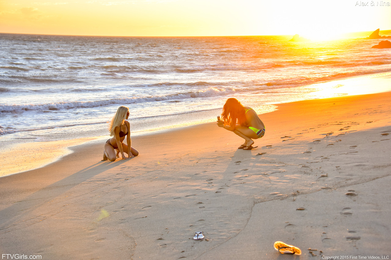 Slender stunners Alexia & Nina flash their tits on the beach & pose in bikinis zdjęcie porno #423964907