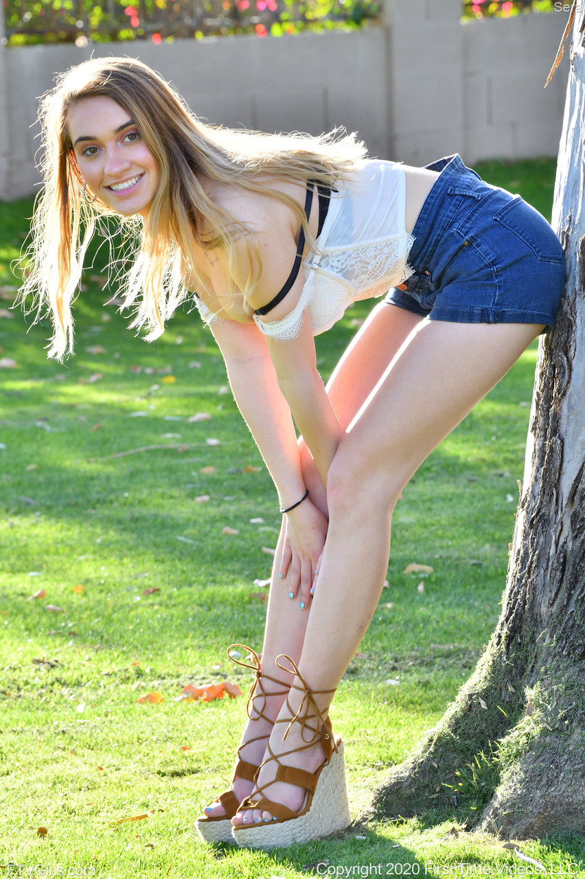 Skinny teen Sera exposes her cunt while wearing shorts in the park porno fotoğrafı #427431412