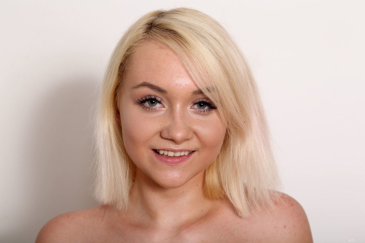 Teenage newbie Marilyn Sugar stripping at the casting and posing nude zdjęcie porno #424381374