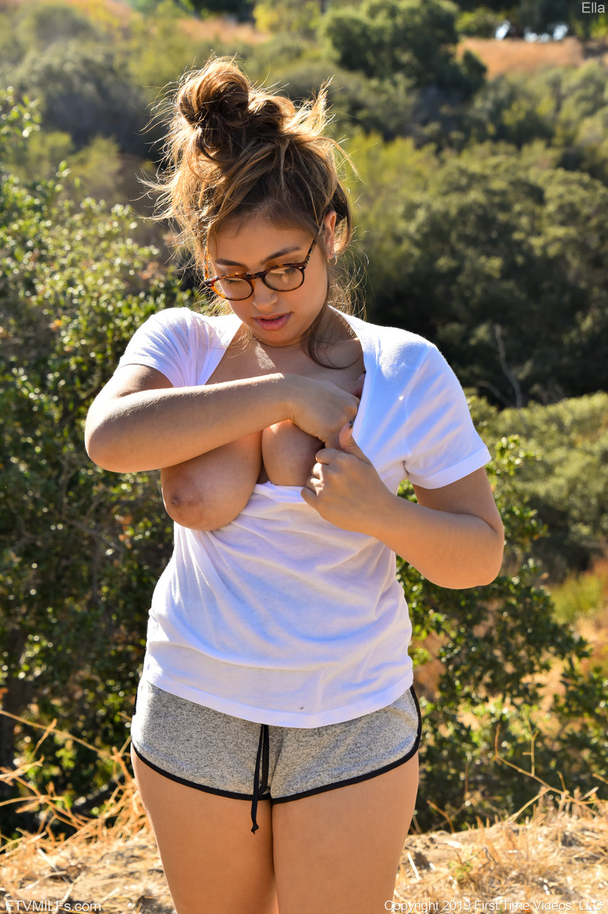 Natural nerd Ella Knox unleashes her huge natural boobs in nature and poses foto pornográfica #424097662