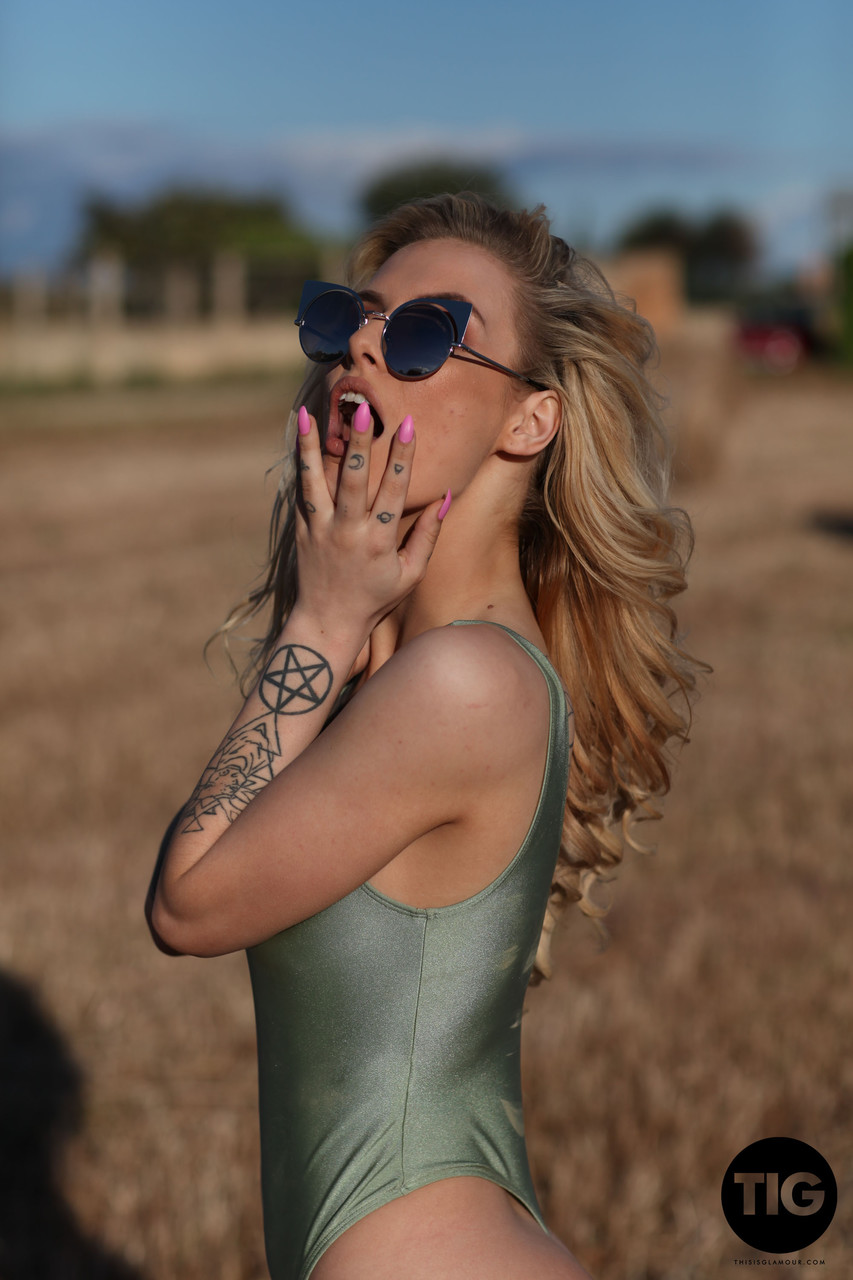 Blonde model with tattoos Saskia Valentine shows her fine breasts outdoors Porno-Foto #428530309