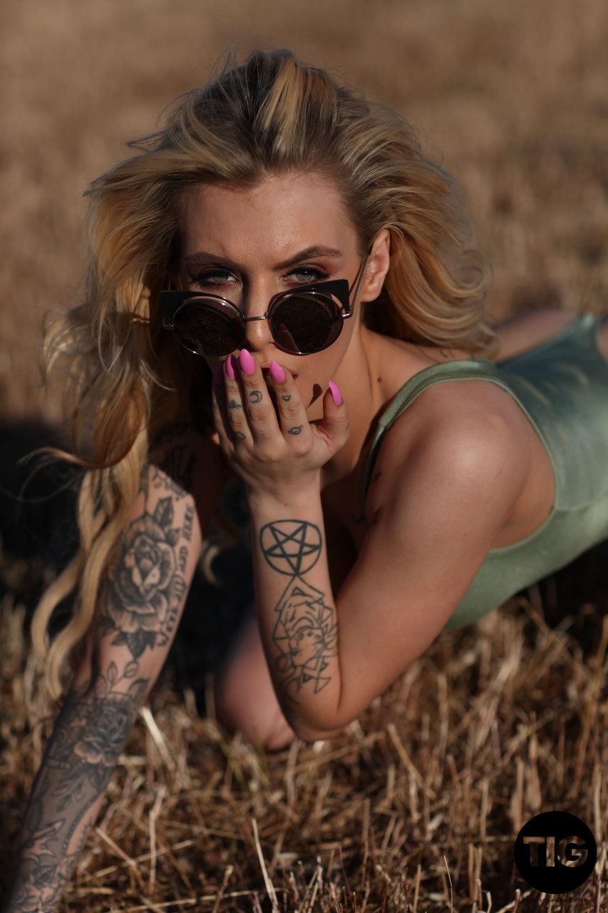 Blonde model with tattoos Saskia Valentine shows her fine breasts outdoors foto porno #428530439