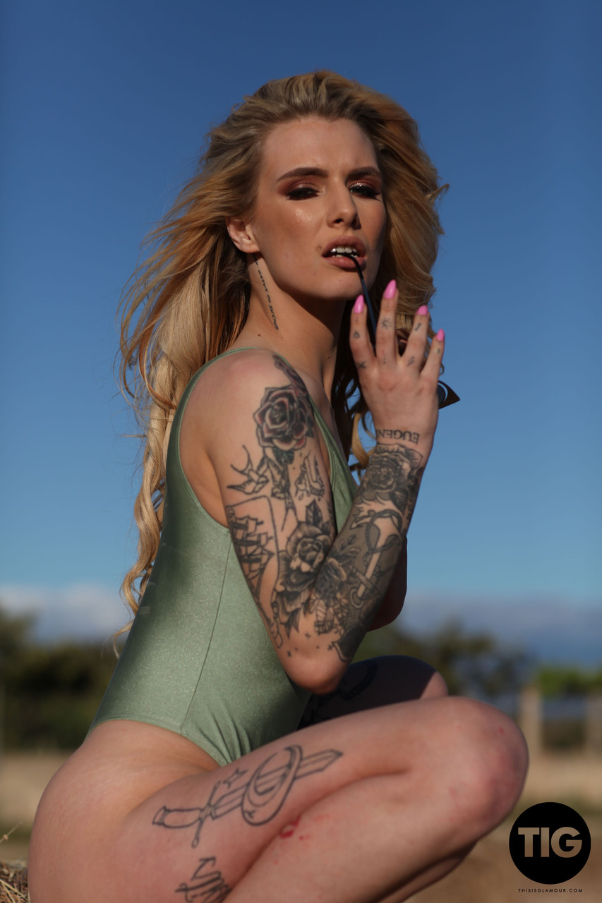 Blonde model with tattoos Saskia Valentine shows her fine breasts outdoors foto pornográfica #428530502