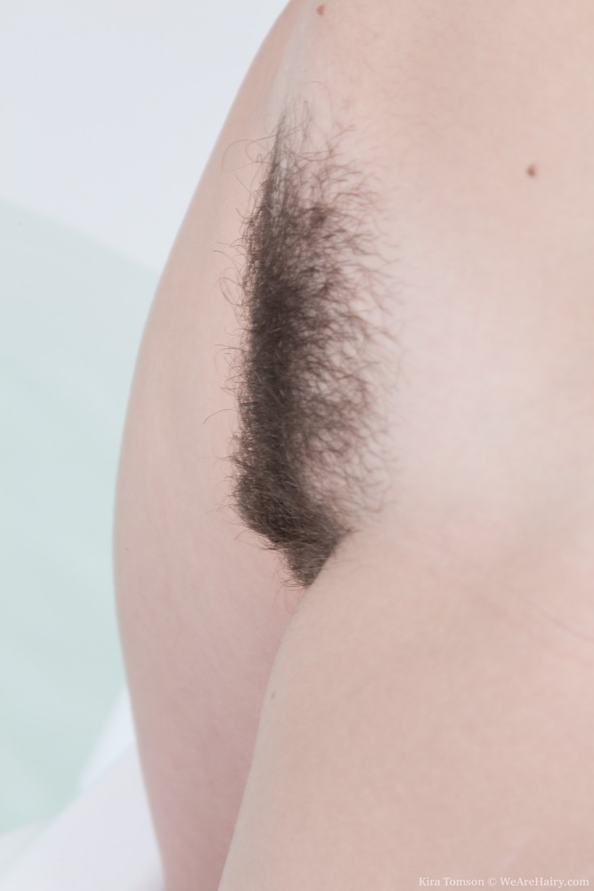 Skinny amateur teen Kira Tomson unveils her hairy twat and rubs it in a tub