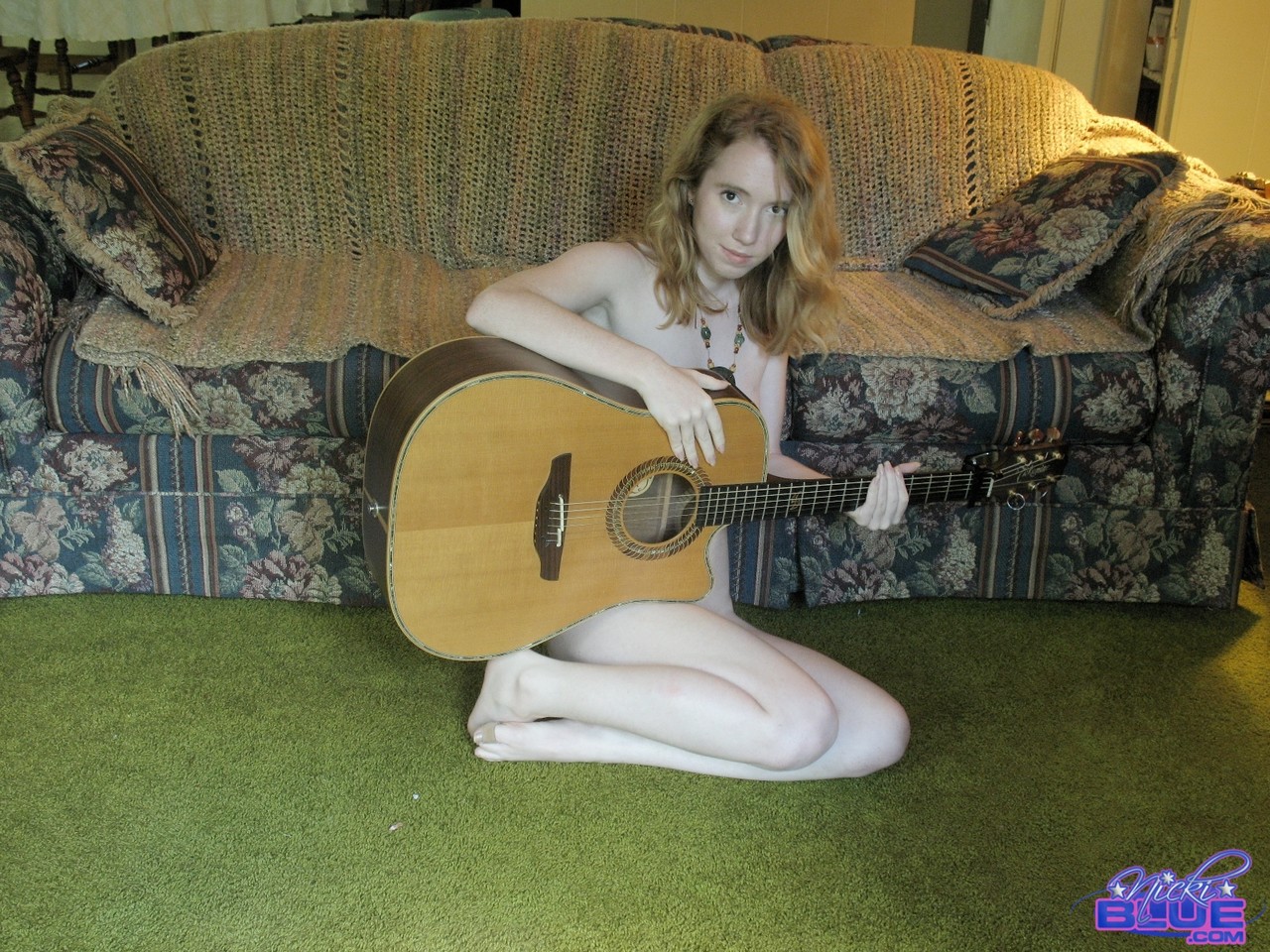 19-year-old babe Nicki Blue posing nude with a guitar in her hands porno fotky #424548935