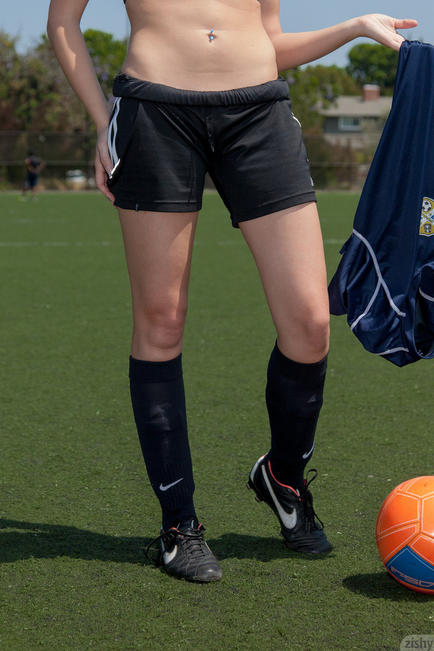 Teen footballer Bailey Rayne flashing her nip and undies on a football pitch 色情照片 #423171155 | Zishy Pics, Bailey Rayne, Sports, 手机色情