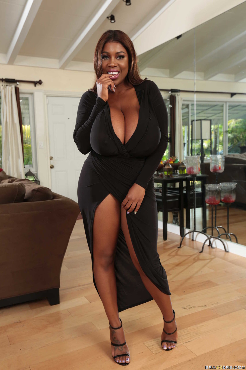 Buxom ebony with huge breasts Maserati reveals her sexy curves in a solo foto pornográfica #423434954