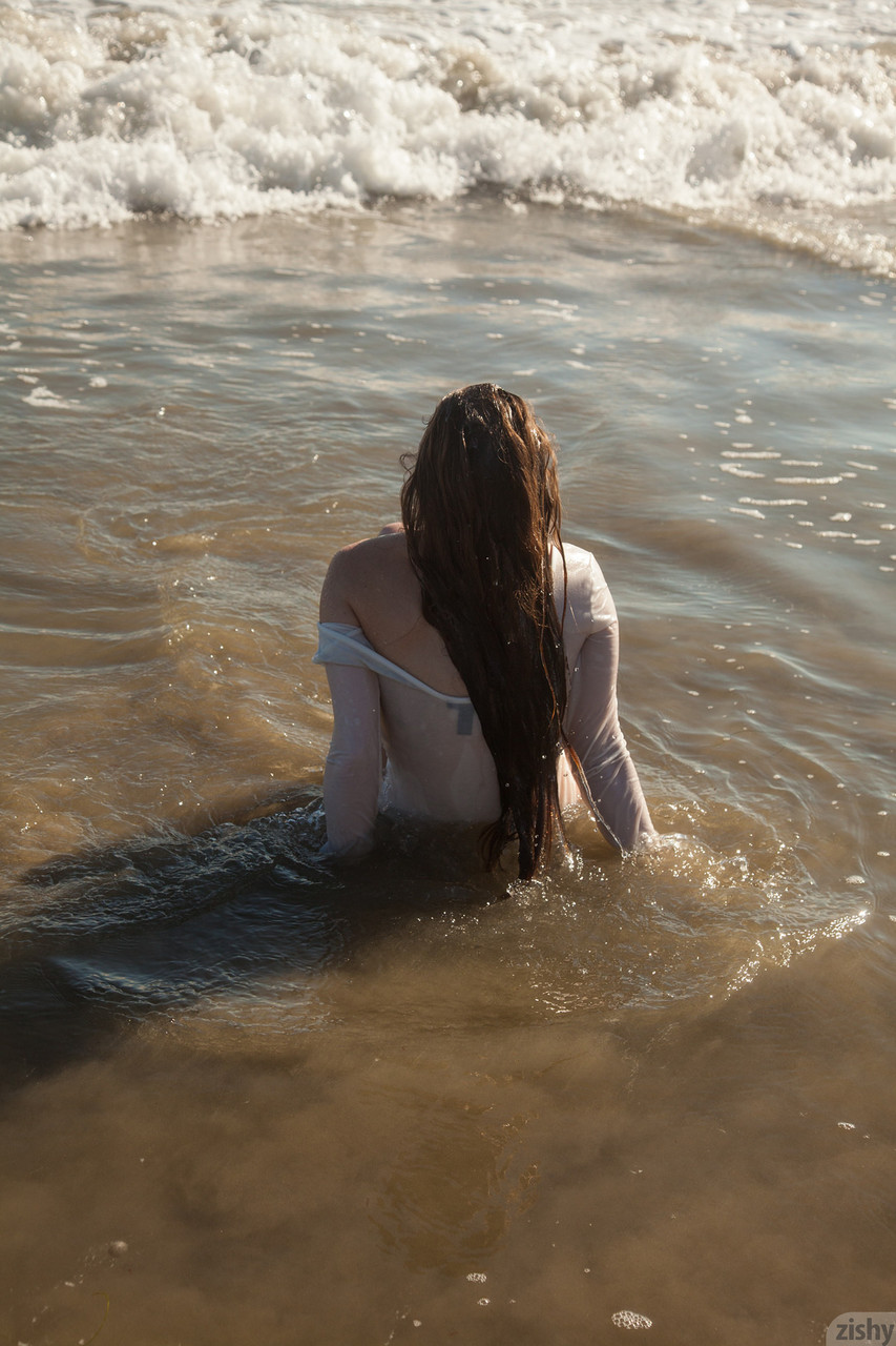 Sexy girlfriend Avri Gaines gets wet as she poses in her bodysuit on the beach 色情照片 #424742326 | Zishy Pics, Avri Gaines, Girlfriend, 手机色情