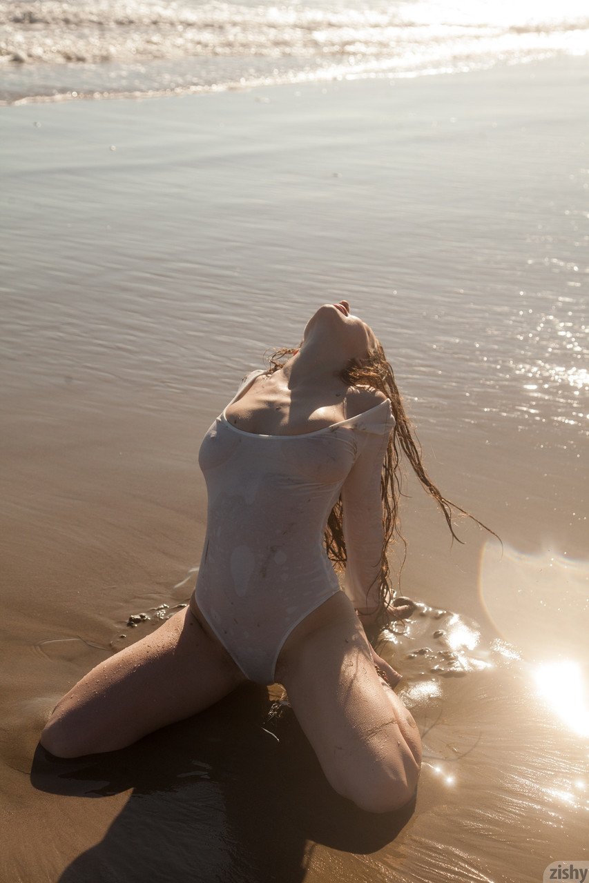 Sexy girlfriend Avri Gaines gets wet as she poses in her bodysuit on the beach 色情照片 #425051824 | Zishy Pics, Avri Gaines, Girlfriend, 手机色情
