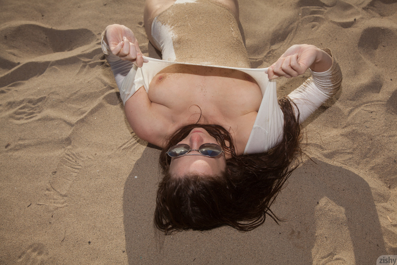 Sexy girlfriend Avri Gaines gets wet as she poses in her bodysuit on the beach zdjęcie porno #425051831