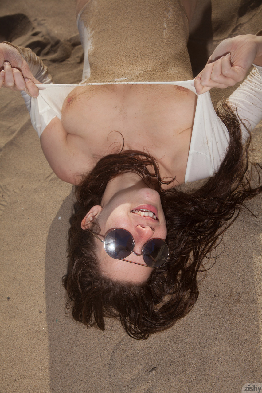 Sexy girlfriend Avri Gaines gets wet as she poses in her bodysuit on the beach 色情照片 #425051832 | Zishy Pics, Avri Gaines, Girlfriend, 手机色情
